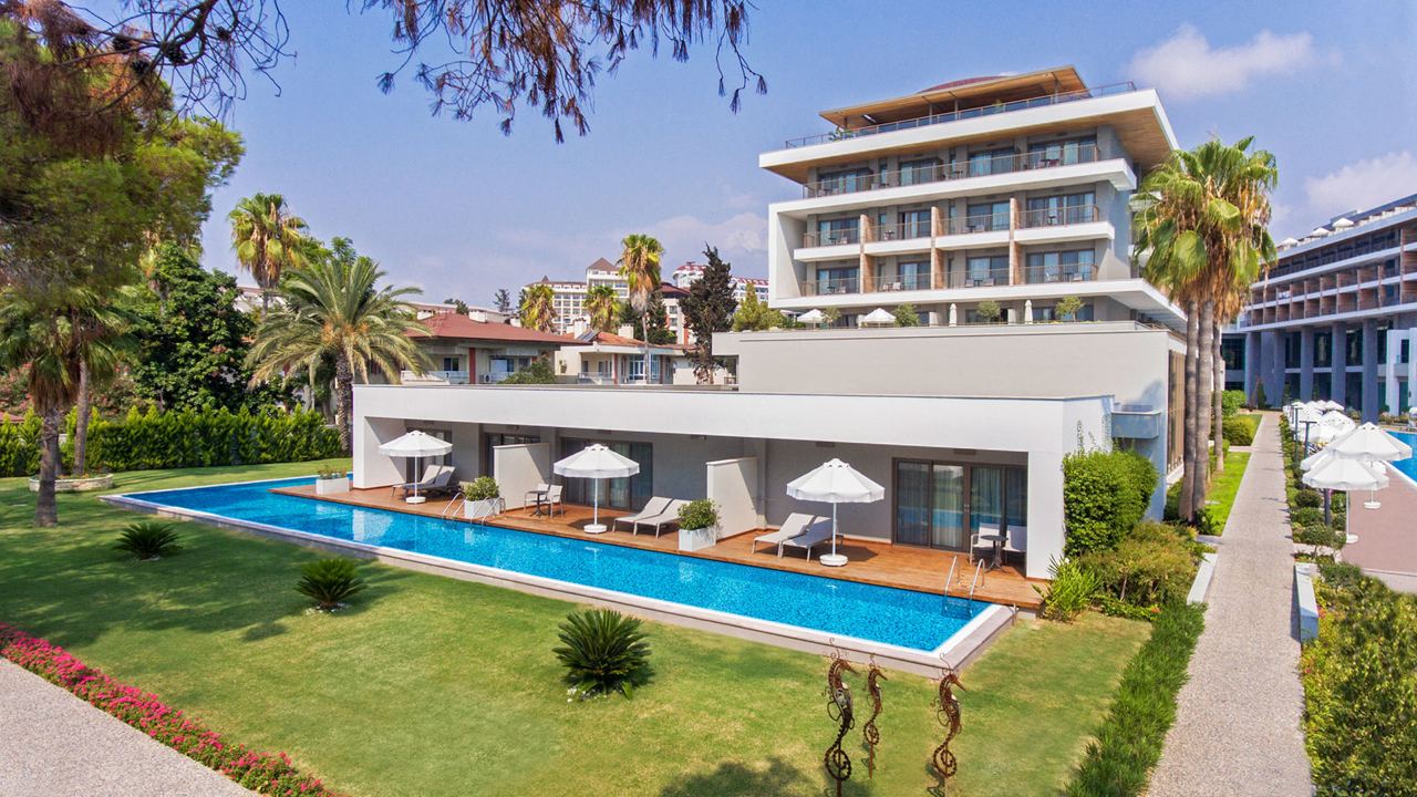 acanthus-cennet-bc-swim-up-3.jpeg