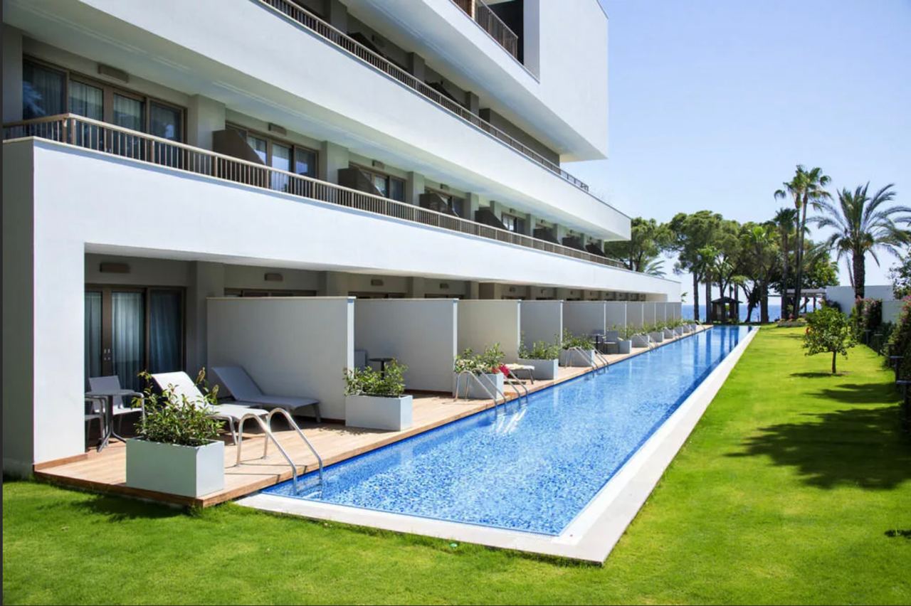 acanthus-cennet-bc-swim-up-6.jpeg