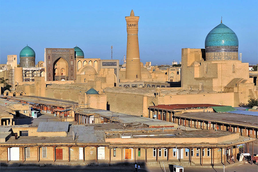 Авторство: Adam Jones from Kelowna, BC, Canada. View over the Old City at Sunset - From The Ark (Original Settlement) - Bukhara - Uzbekistan, CC BY-SA 2.0, https://commons.wikimedia.org/w/index.php?curid=24718585